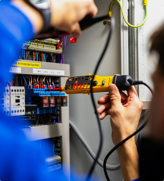 paine-mawaring-working-on-electrics Paine Manwaring working on electrics